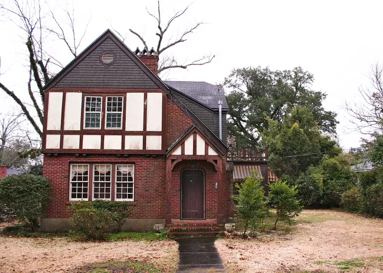 tudor-home-exterior-BcnYcrJpatcBMn8s527nrG-88b1aca8349f4b27973fb6cf66fc8fff tudor-home-exterior-BcnYcrJpatcBMn8s527nrG-88b1aca8349f4b27973fb6cf66fc8fff